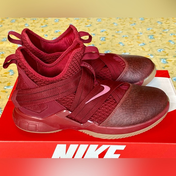 NIKE Mens 7 Boys 7Y Lebron Soldier 12 XII Dark Red Maroon Gum A02910-600 Slip On - Picture 1 of 16